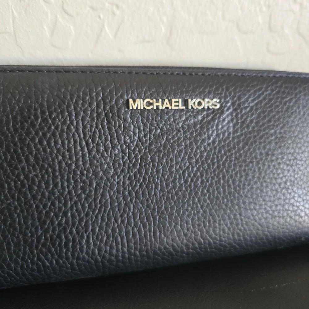 Michael Kors Jet Set Travel Large Peddled Leather Wrislet Wallet Black